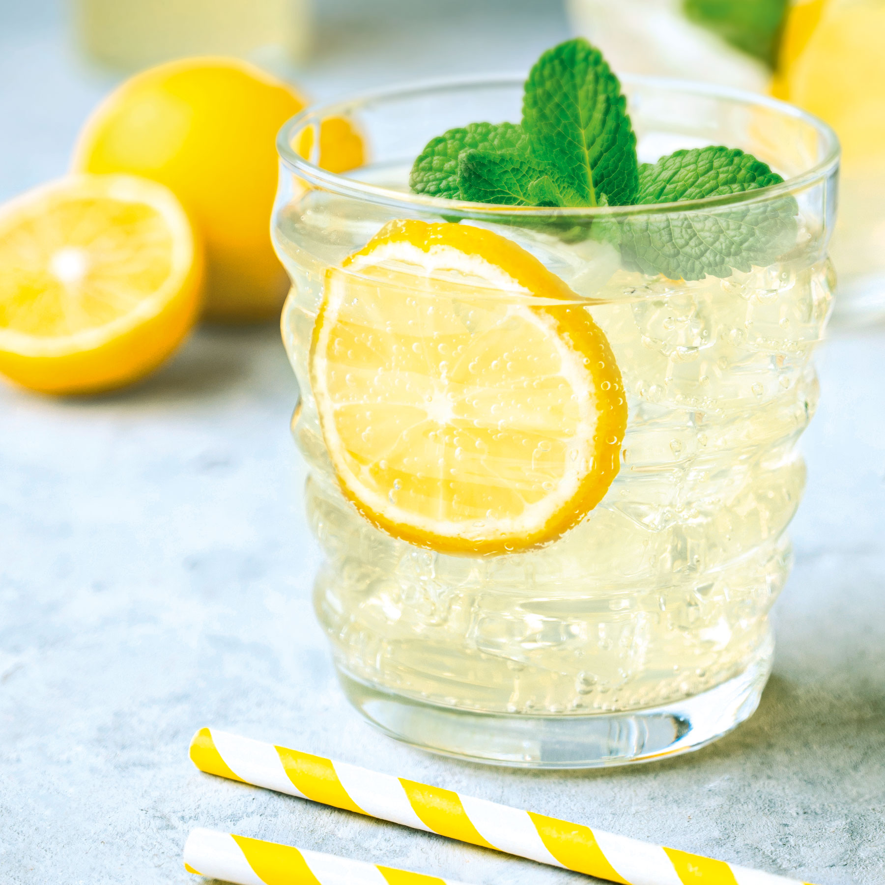 Ein Glas frischer Zitronenlimonade der Marke Adelholzener, Verpackungsdesign von Design Agentur HAJOK