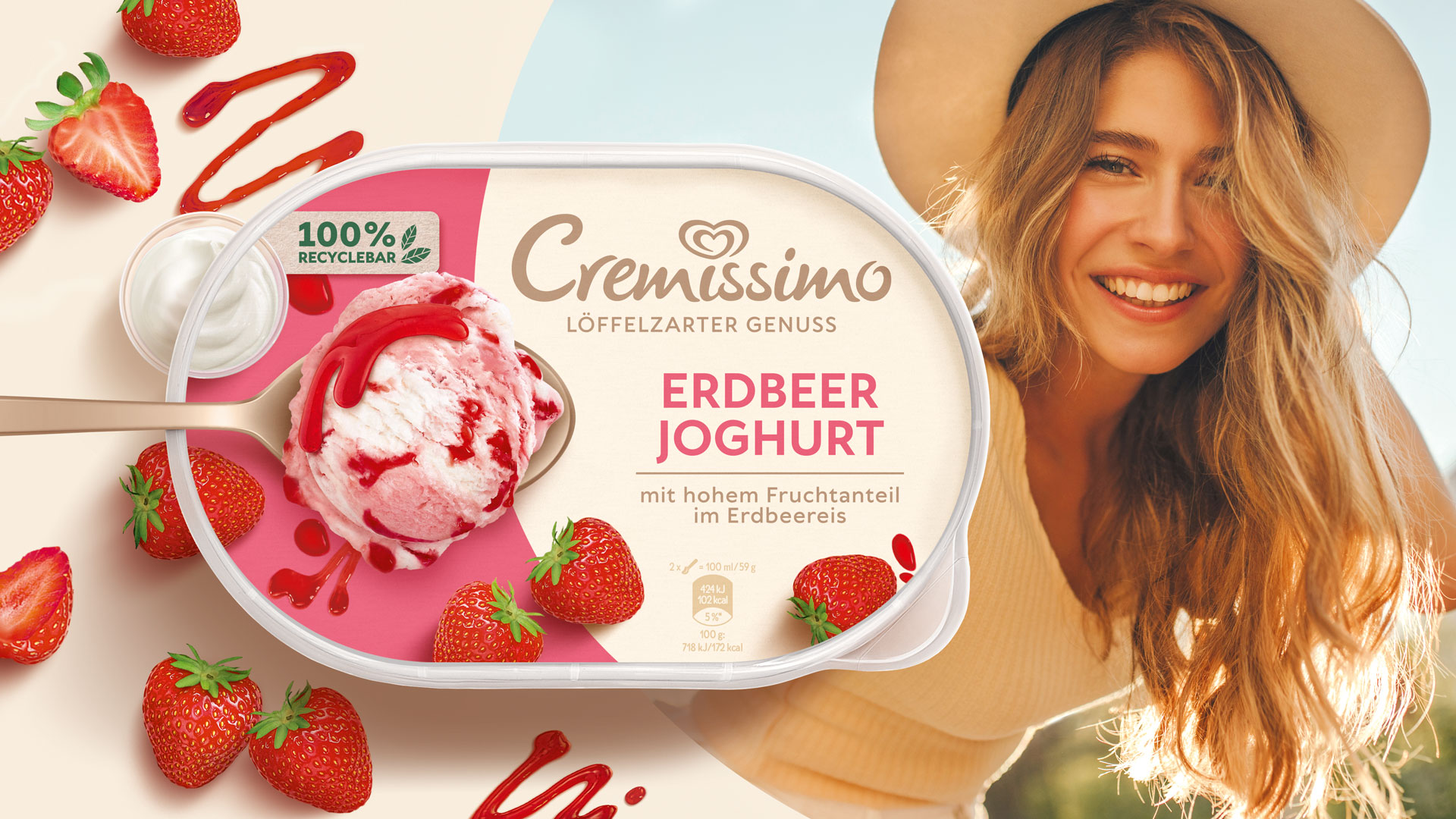 Eine lächelnde Frau in der Sonne mit einem Verpackungsdesign Packshot von Langnese Cremissimo Erdbeer Joghurt