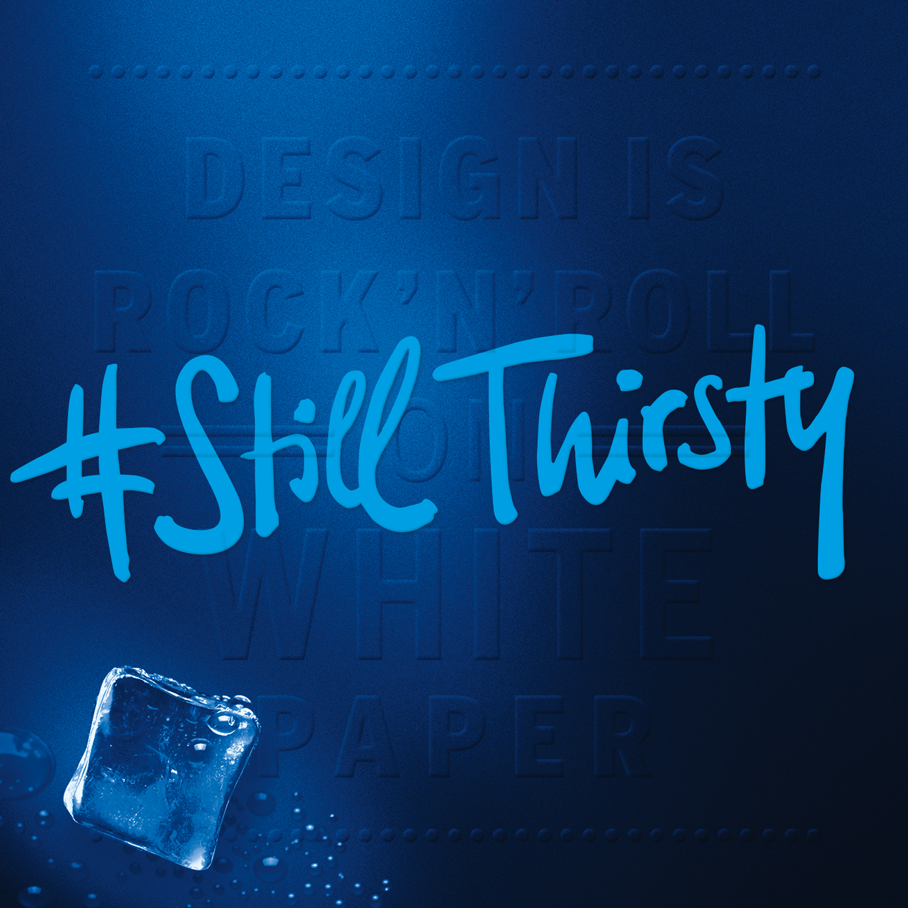 # Still Thirsty Typo auf blauem Untergrund neben Eiswürfeln