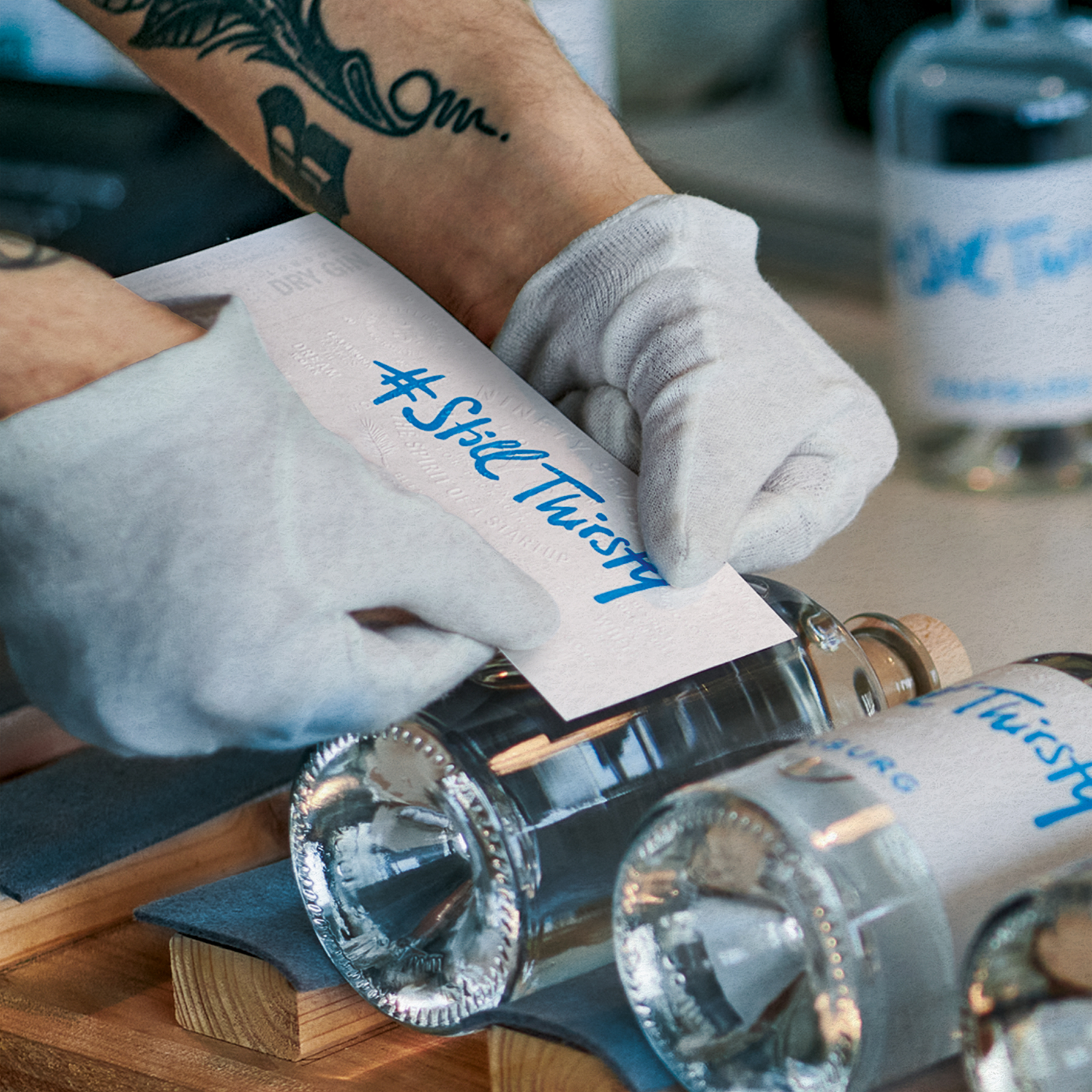 Etikett Klebung von Still Thirsty Gin