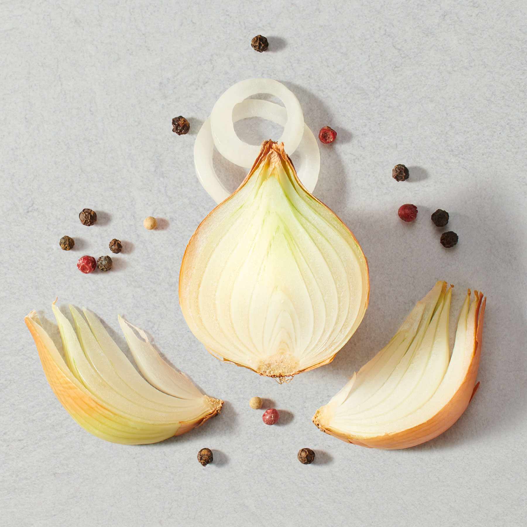 Zwiebeln und Pfeffer auf grauem Untergrund, Food Photography für Kühne