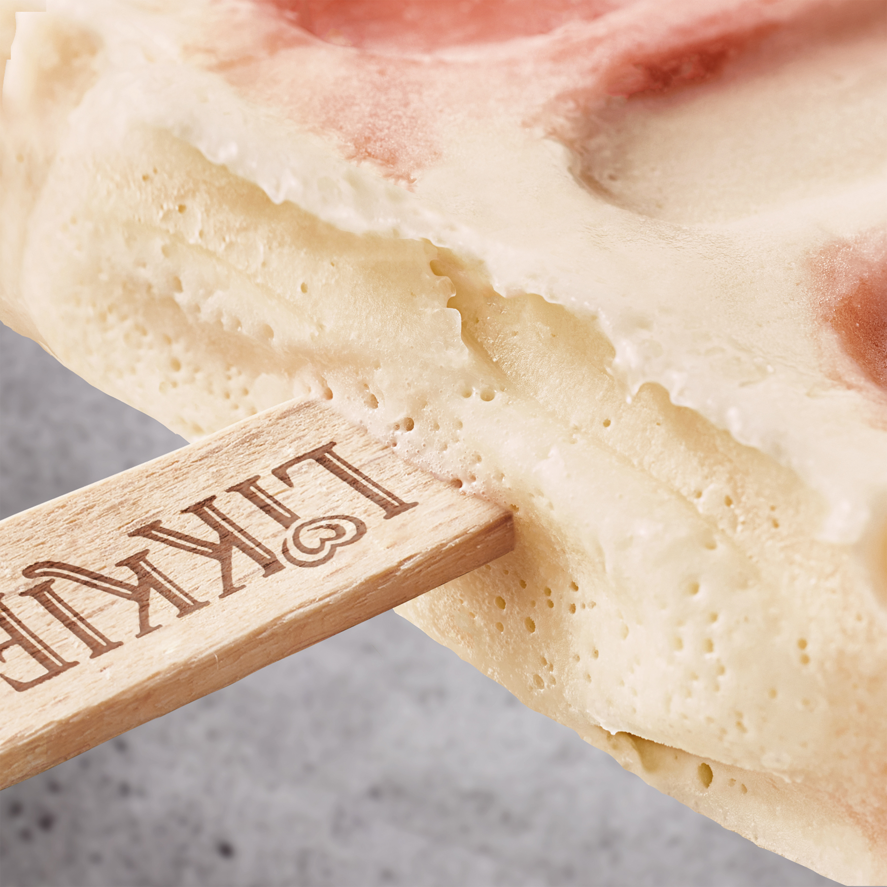 Stieleis Nahaufnahme Langnese Likkies Strawberry Cheesecake Detail