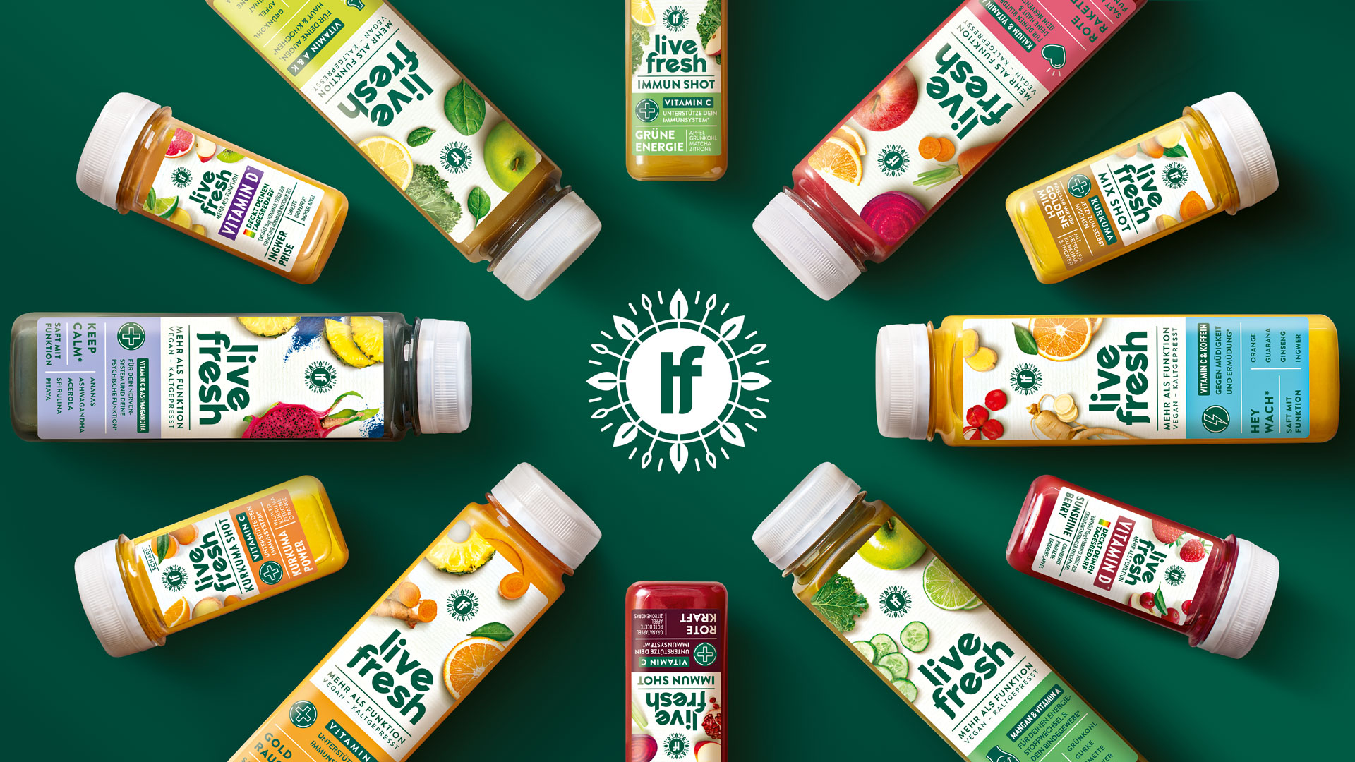 Live fresh Flaschen kreisförmig angeordnet auf dunkelgrünem Untergrund