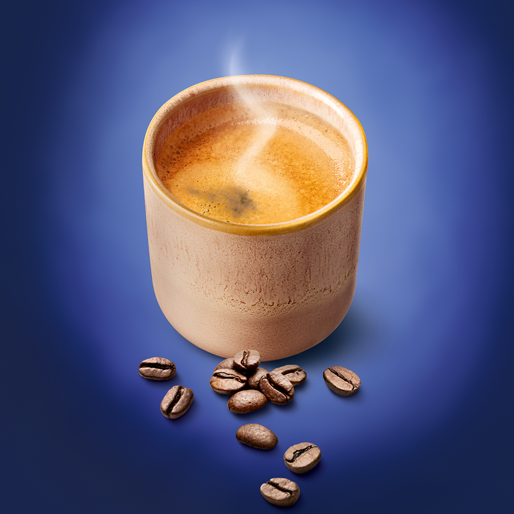 Melitta Bella Crema Decaf Foodshot Espressotasse mit Kaffeebohnen