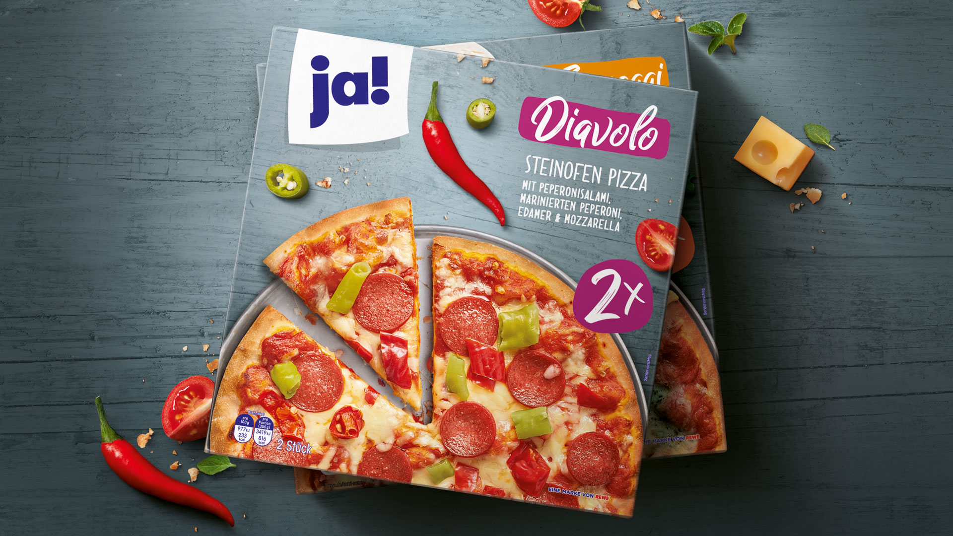 ja! Steinofenpizza Diavolo mit Peperonisalami, Edamer, Mozzarella & Peperoni – scharf belegt & doppelt im Karton.