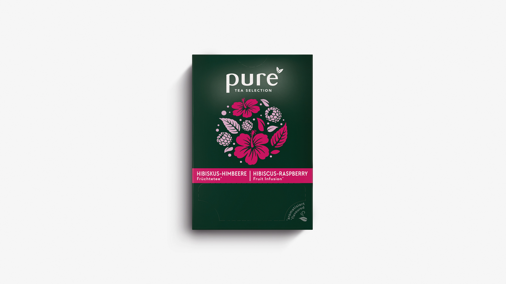 Die Verpackung des „pure tea selection“ Früchtetees Hibiskus-Himbeere zeigt ein harmonisches Zusammenspiel aus sattem Dunkelgrün und kräftigem Pink. Die florale Illustration in der Mitte visualisiert die Zutaten auf stilisierte Weise, während die klare Typografie in zwei Sprachen das moderne Designkonzept unterstreicht.