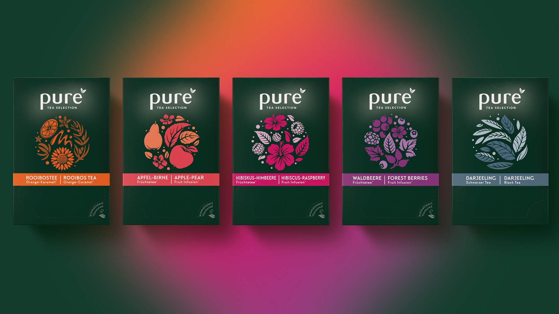 Sechs Teesorten der „pure tea selection“ in elegantem Verpackungsdesign: Jede Box zeigt stilisierte, farblich abgestimmte Illustrationen der jeweiligen Zutat – von Hibiskus über Rooibos bis Darjeeling – auf dunklem Grund, vor einem atmosphärischen Verlauf aus leuchtenden Orange-, Pink- und Lilatönen, der die Vielfalt der Sorten modern in Szene setzt.