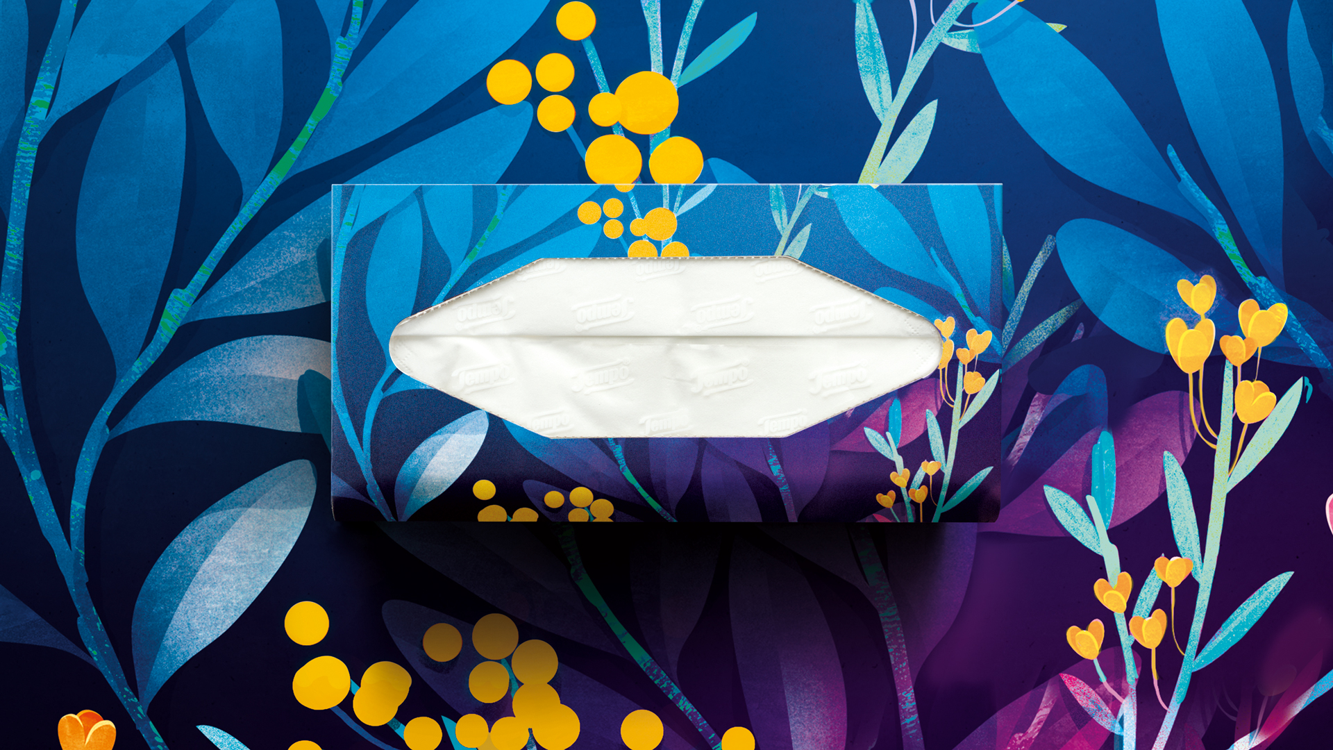 Tempo Taschentuchbox mit floralem Design in Blau- und Violetttönen, verziert mit gelben Blüten – die Verpackung fügt sich nahtlos in den gleichfarbigen, floralen Hintergrund ein und schafft eine harmonische Gesamtoptik.