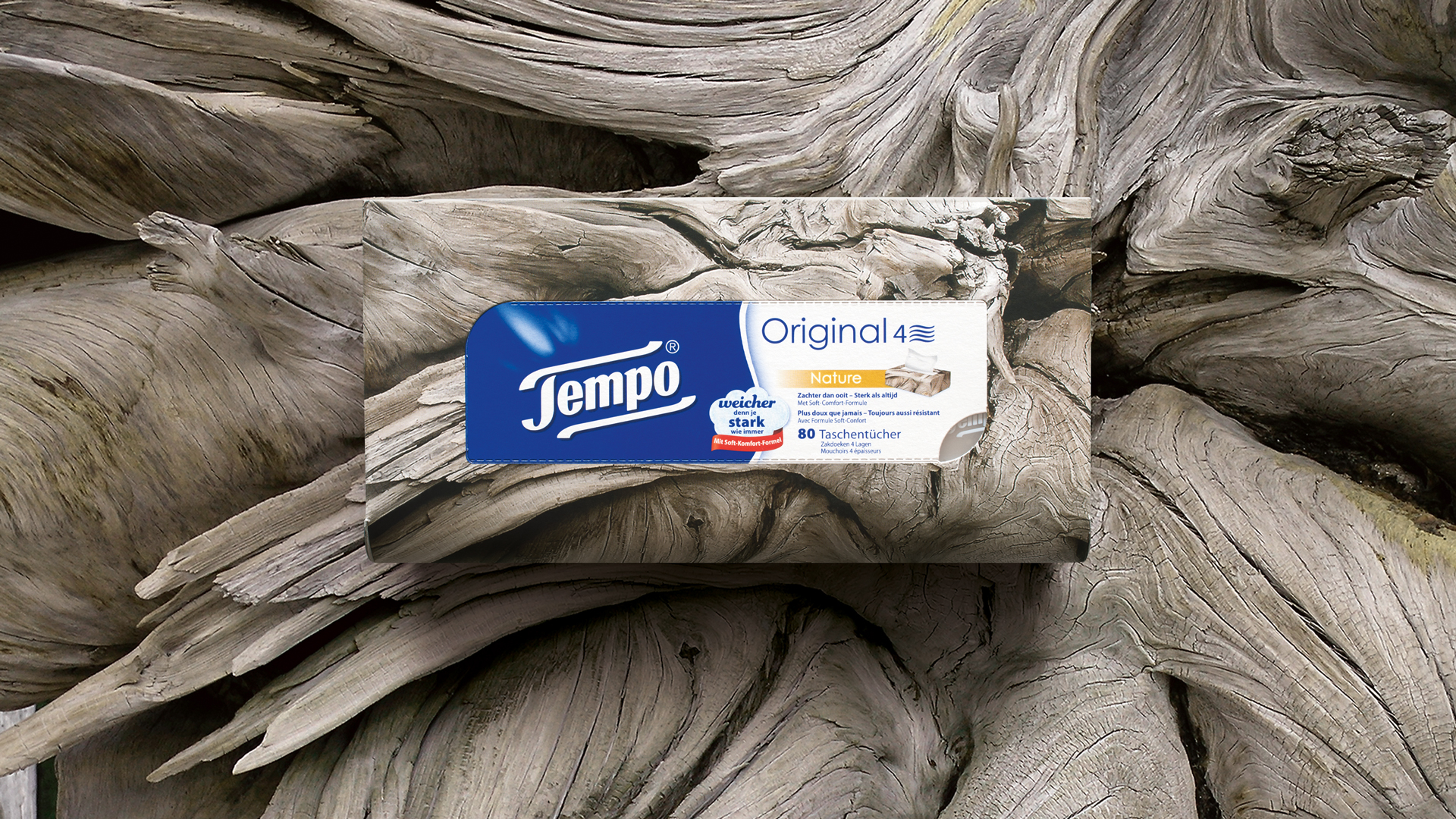 Tempo Taschentuchbox im „Nature“-Design, inspiriert von der organischen Struktur verwitterten Holzes – mit einer Verpackung, die sich nahtlos in den naturbelassenen Hintergrund einfügt und den natürlichen Charakter der Edition visuell unterstreicht.