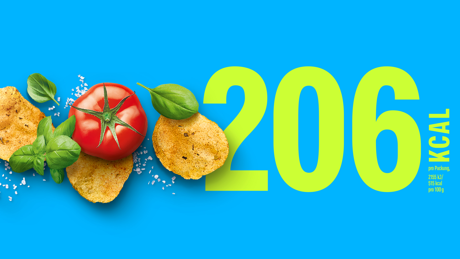 Inszenierung der Sorte Tomate & Basilikum von The Wild Snack Co: Chips, frische Tomate, Basilikumblätter und Salz auf kräftig blauem Hintergrund – daneben plakative Kalorienangabe ‚206 KCAL‘ in Neongelb als zentrales Designelement.