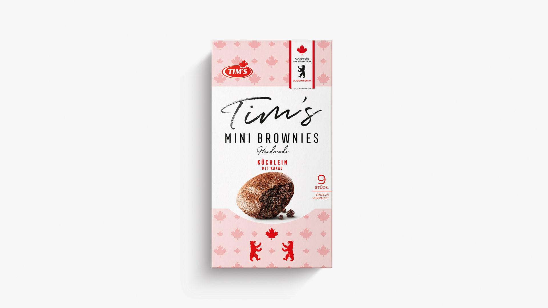 Packungsdesign für Tim’s Mini Brownies: zartrosafarbene Box mit Ahornblatt- und Berliner-Bären-Muster, handgeschriebener Typografie und appetitlich inszeniertem Brownie – handmade Küchlein nach kanadischer Backtradition.
