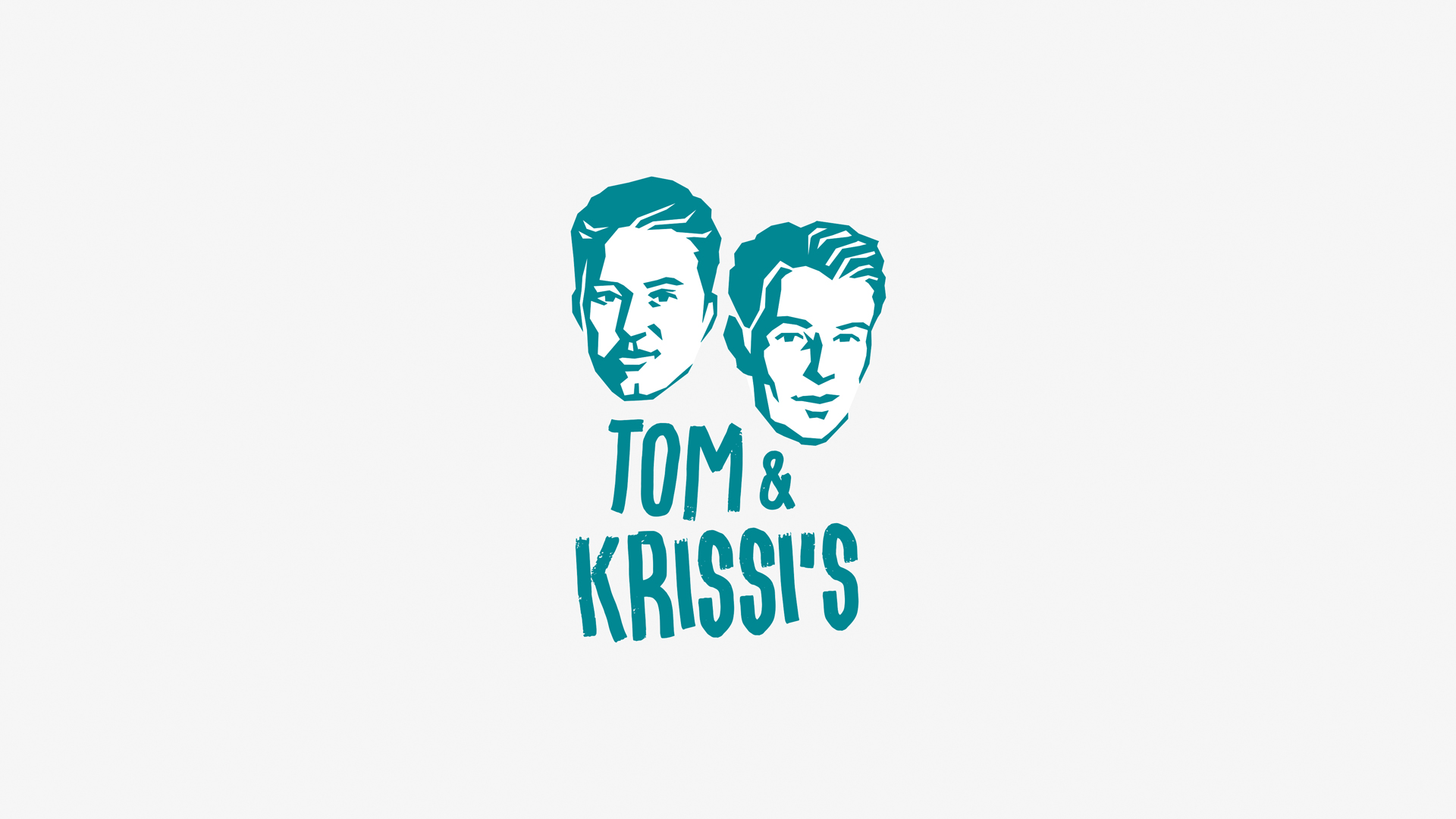 Illustratives Logo mit zwei stilisierten Männerporträts und handgezeichneter Typografie: ‚Tom & Krissi’s‘ – einprägsames Branding mit persönlicher Note in kräftigem Türkis auf weißem Grund.