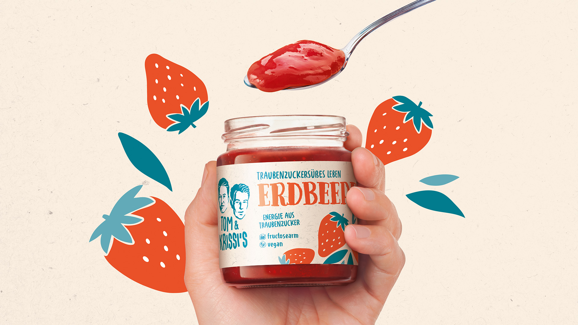 Verspieltes Produktmotiv von Tom & Krissi’s Erdbeeraufstrich mit Traubenzucker: Hand hält ein Glas mit bunter Retro-Illustration, darüber ein Löffel mit glänzendem Fruchtaufstrich – umrahmt von stilisierten Erdbeeren und Blättern im Flatdesign.