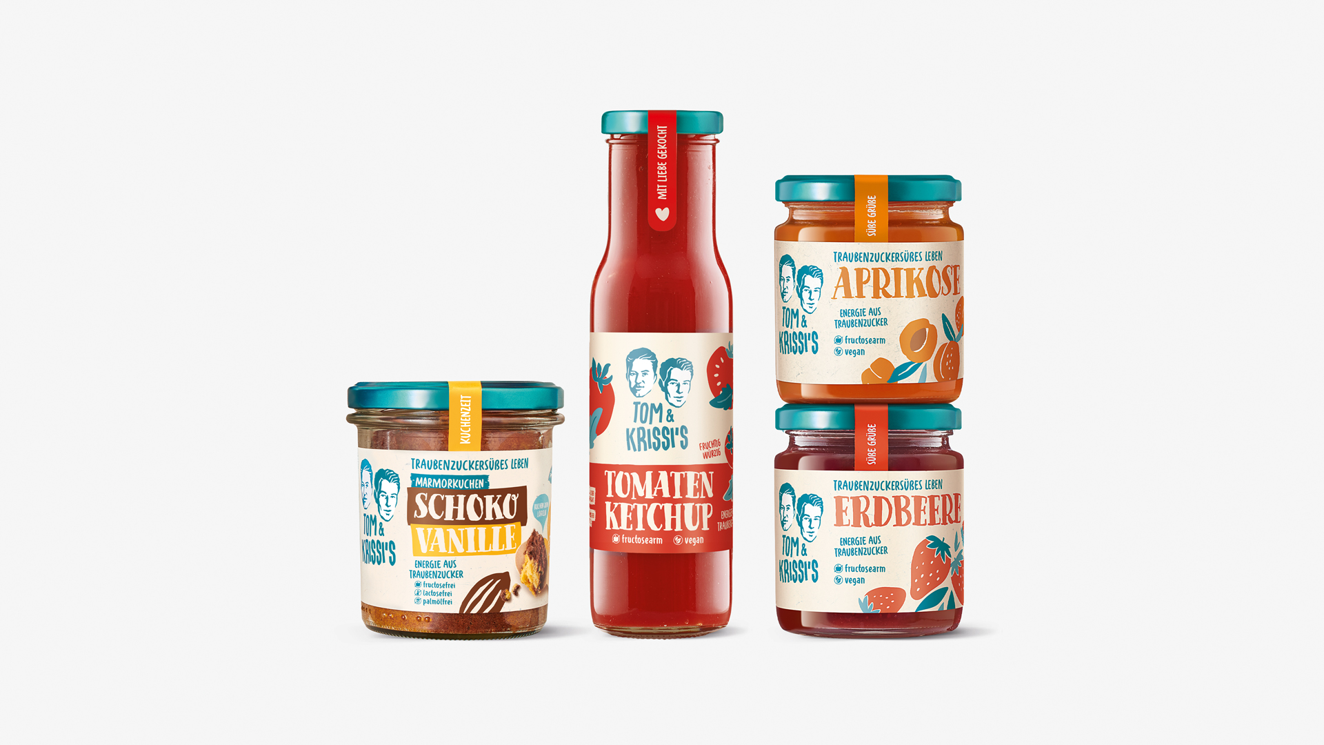 Sortiment von Tom & Krissi’s in farbenfrohem Retro-Look: Fünf Produkte mit Traubenzucker – Marmorkuchen im Glas, Tomatenketchup, Aprikose- und Erdbeeraufstrich – jeweils mit Illustrationen, Handschrift-Elementen und Markenporträts im typischen Stil.