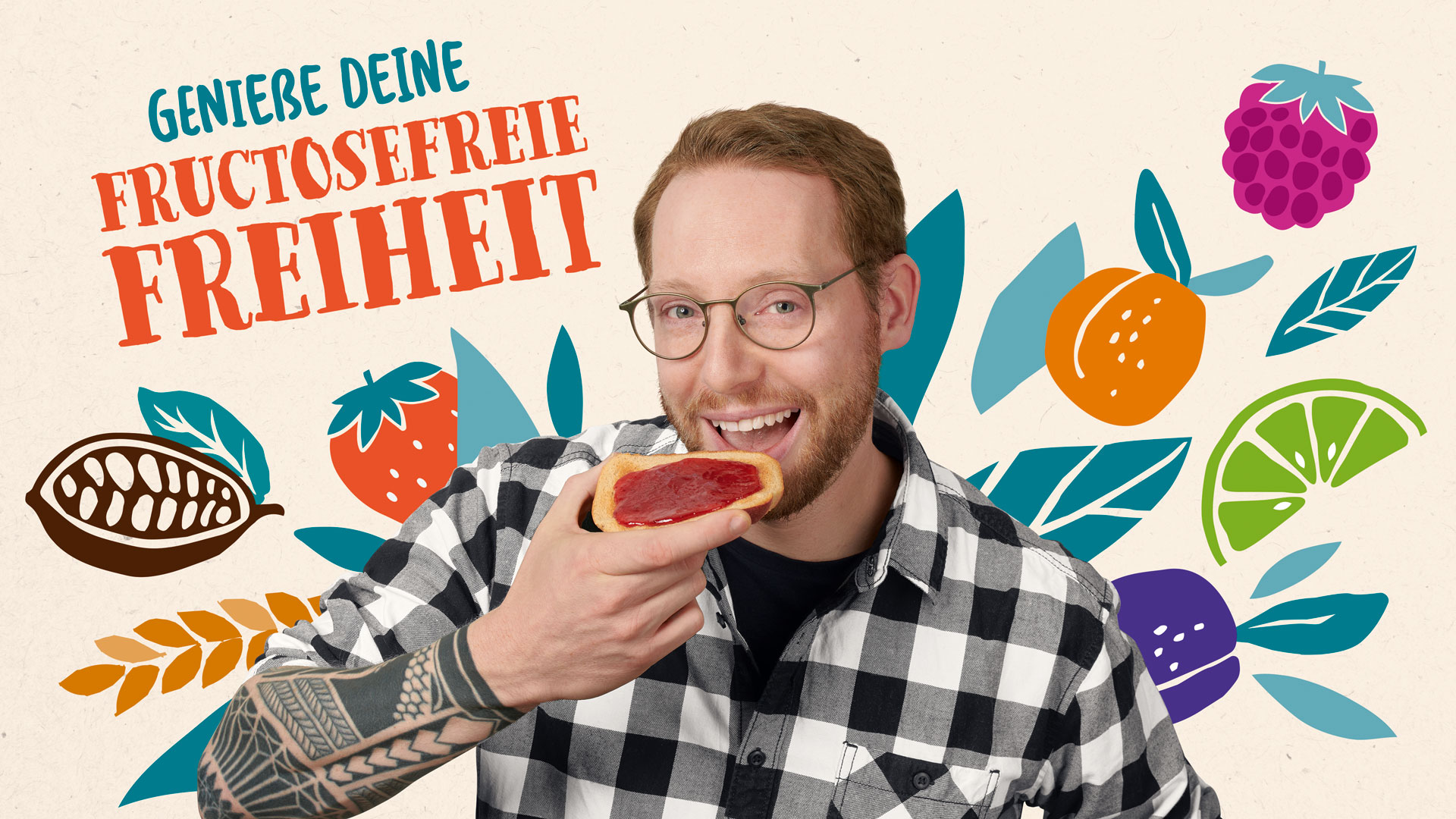 Fröhliches Kampagnenmotiv mit dem Claim ‚Genieße deine fructosefreie Freiheit‘: Ein junger Mann mit Tattoo und Brille beißt lächelnd in ein Marmeladenbrot, umgeben von farbenfrohen Illustrationen von Früchten, Kakao, Getreide und Blättern im verspielten Retro-Stil.