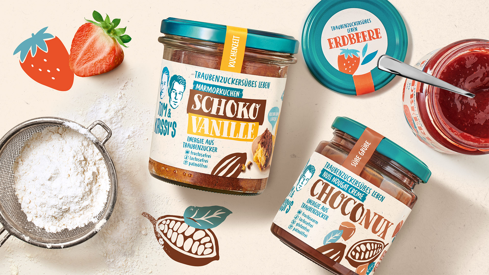Szenisches Produktfoto von Tom & Krissi’s Frühstücksvielfalt: Marmorkuchen im Glas, Choconut-Nusscreme und Erdbeeraufstrich mit dekorativen Elementen wie Mehl, Sieb, Erdbeeren und Kakaobohnen-Illustrationen – liebevoll inszeniert im Retro-Design mit Traubenzuckerfokus.