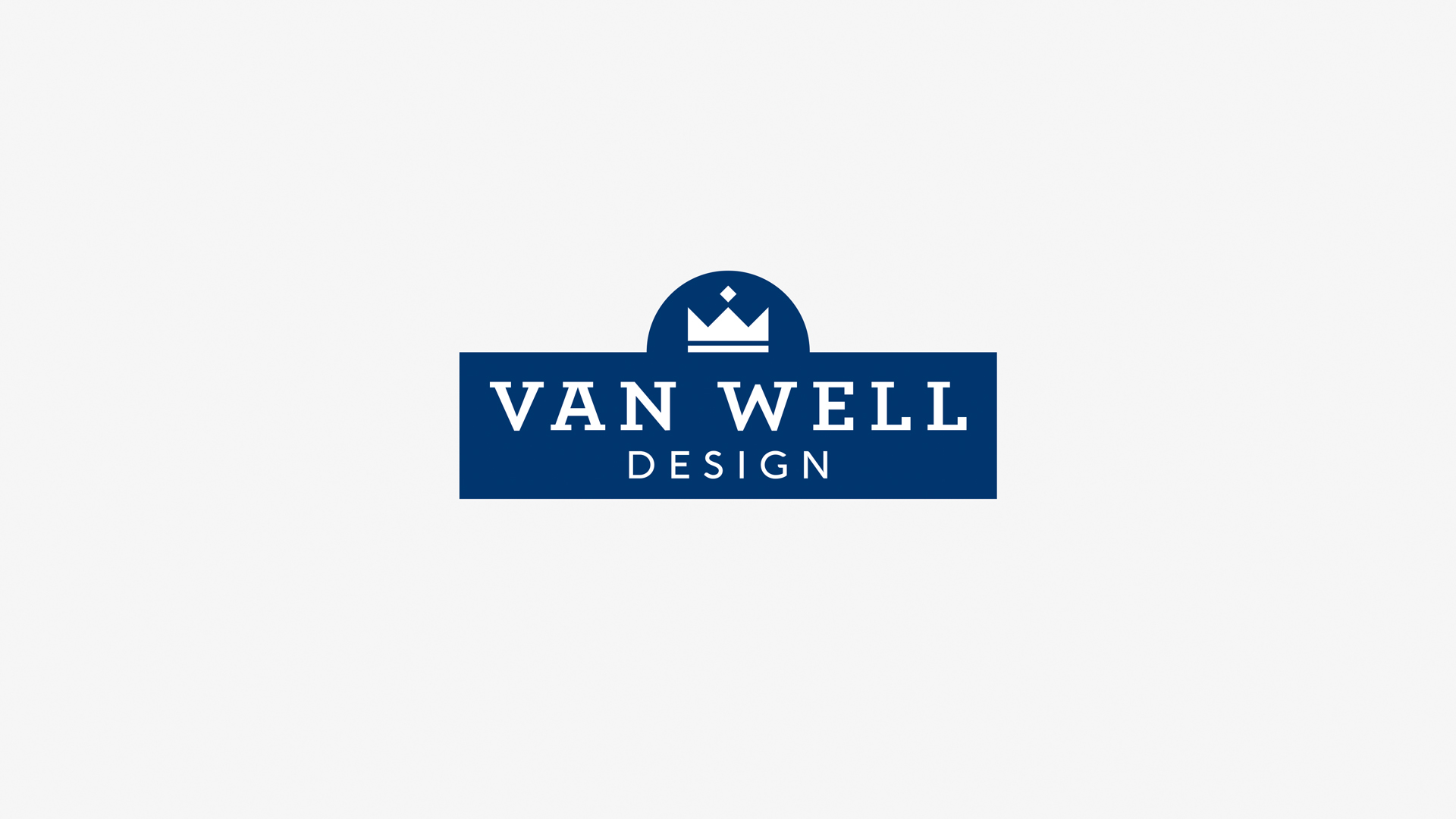 Logo von Van Well Design: Weißer Schriftzug auf dunkelblauem Hintergrund mit stilisierter Krone im oberen Segment – klare, klassische Wort-Bild-Marke mit hochwertigem Designanspruch.