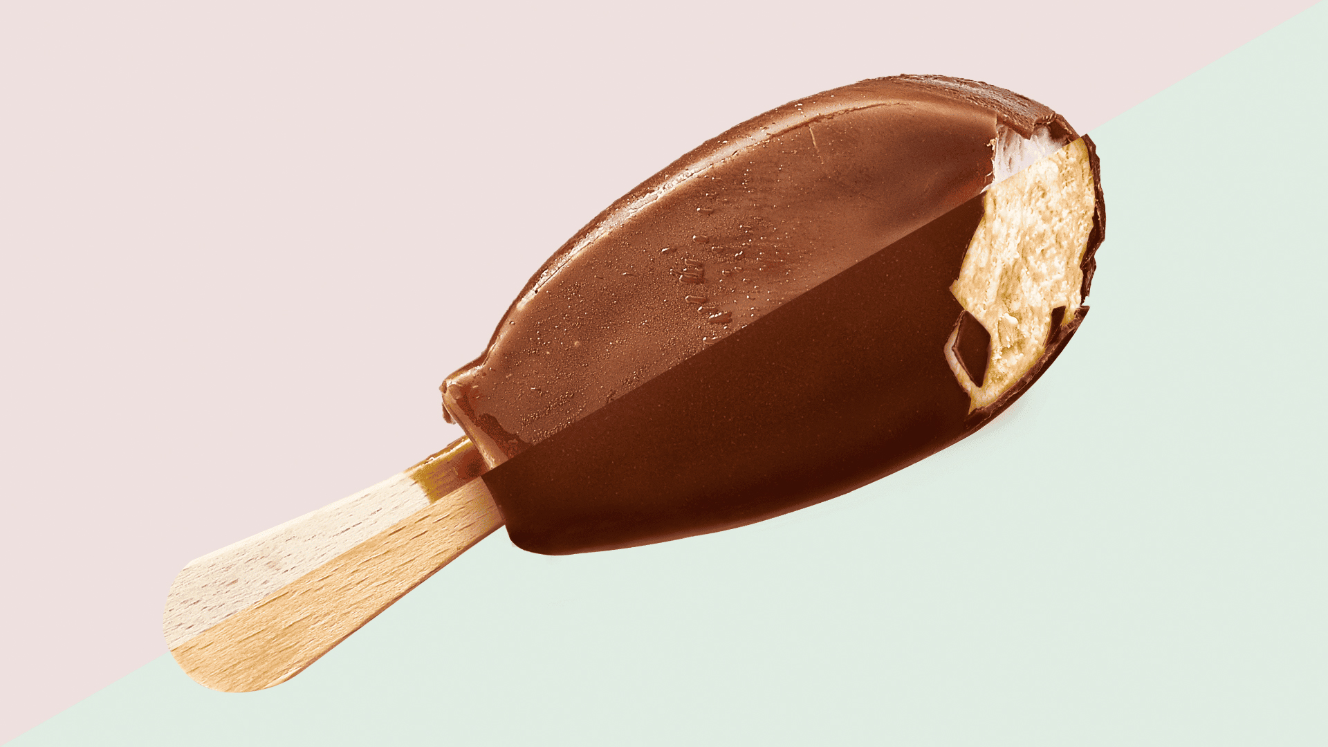 Split-Screen-Vergleich: Schokoladeneis mit Biss – links unbearbeitet, rechts retuschiert für Produktdarstellung.